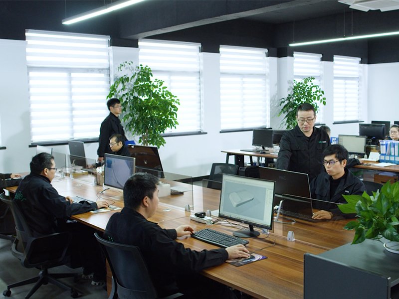 且均在企业任职多年